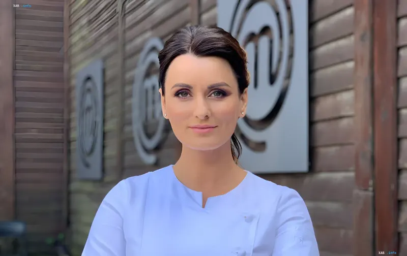 Konditorin Lisa Glinskaya in weißer Schürze vor dem MasterChef-Logo, präsentiert drei sommerliche Himbeer-Dessertrezepte