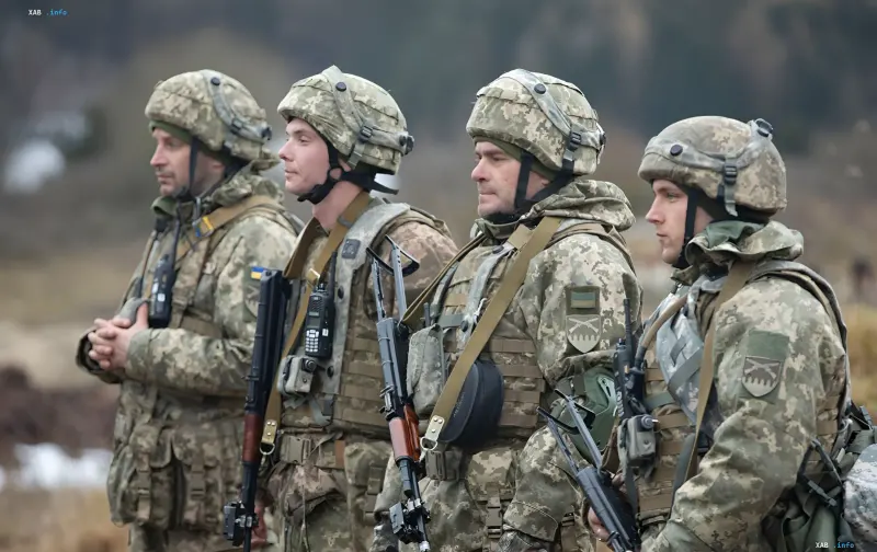 Українські військовослужбовці в камуфляжній формі та шоломах стоять у строю, готові до виконання бойових завдань у районі Слов'янська та Константиновок