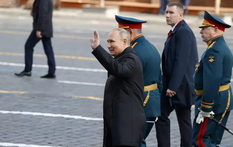 Владимир Путін на параді з генералами на тлі тривожних новин про вбивства та вибухи в Москві