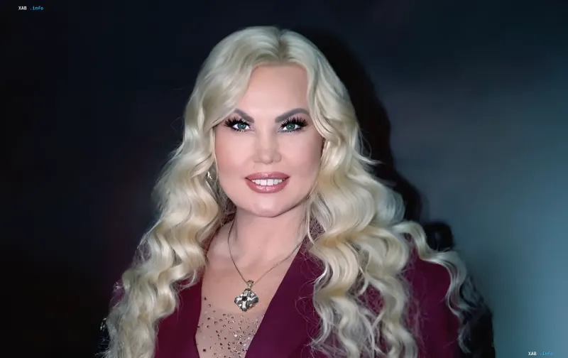 Kamaliya in einem eleganten Look mit langen blonden Haaren und verfeinertem Make-up, wie im exklusiven Interview über Geld, Medizin und Ratschläge an ihr 18-jähriges Ich