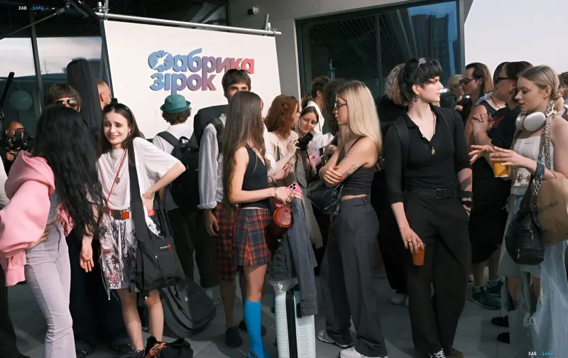Участники и фанаты на отборе новой «Фабрики зірок» в Киеве