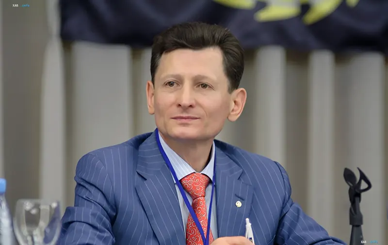 Дмитрий Фирсов, глава угольной компании, обсуждает проблемы с судами и долгами, угрожающими поставкам угля в отопительный сезон