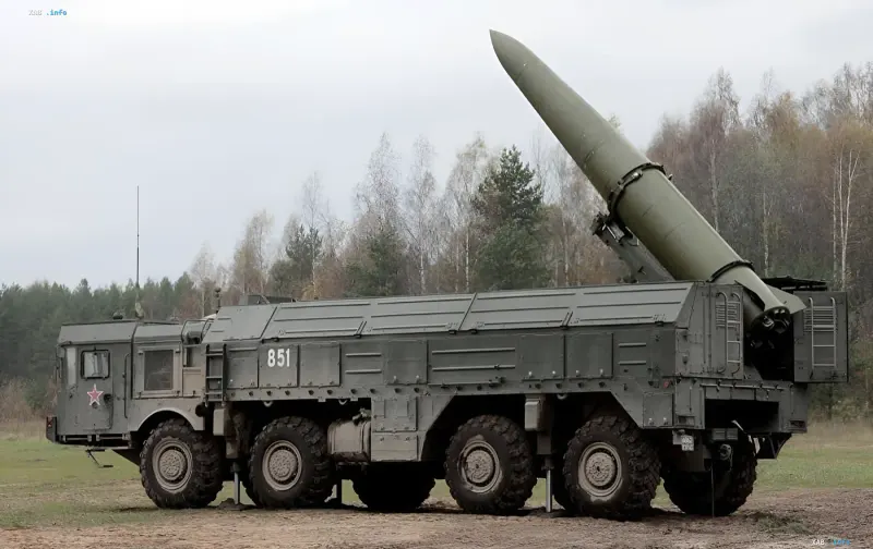Russische S-300-Luftabwehrsystem im Wald — Symbol der Bedrohungen, die vom ukrainischen Generalstab bezüglich der Bortnytsia-Luftreinigungsstation in Kiew widerlegt wurden