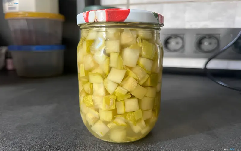 Glasdose mit marinierten Zucchini-Würfeln, die wie Ananas aussehen, für einen tropischen Dessert