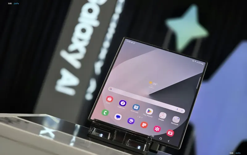 Samsung Galaxy Z Fold с экраном без складки, демонстрирующий революционное стекло CTG для Galaxy Fold 9