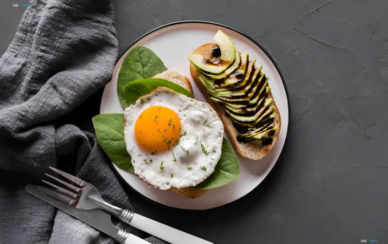 Healthy breakfast with avocado toast and egg: nutrition for recovery after stress