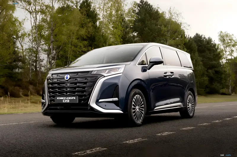 Blauer Premium-Minivan Denza D9 von BYD auf einer europäischen Straße