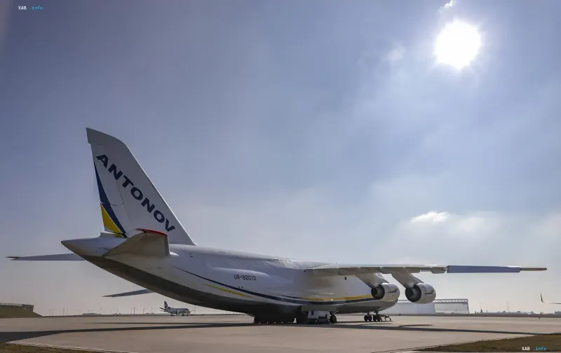 An-124 'Ruslan' mit Kennzeichen UR-82072 auf der Start- und Landebahn in Leipzig – Zentrum der Untersuchung zum Drohnen-Kamikaze-Vorfall und dem Geheimnis der 'Kampfladung'