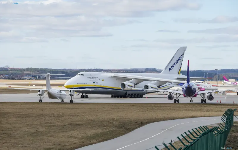 Грузовой самолет Ан-124 «Антонов» на стоянке в аэропорту Лейпцига — место инцидента с дронами