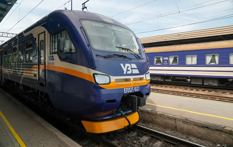 Ukrzaliznytsia-Zug am Bahnhof: Illustration zur Evakuierungsanleitung bei Angriffen