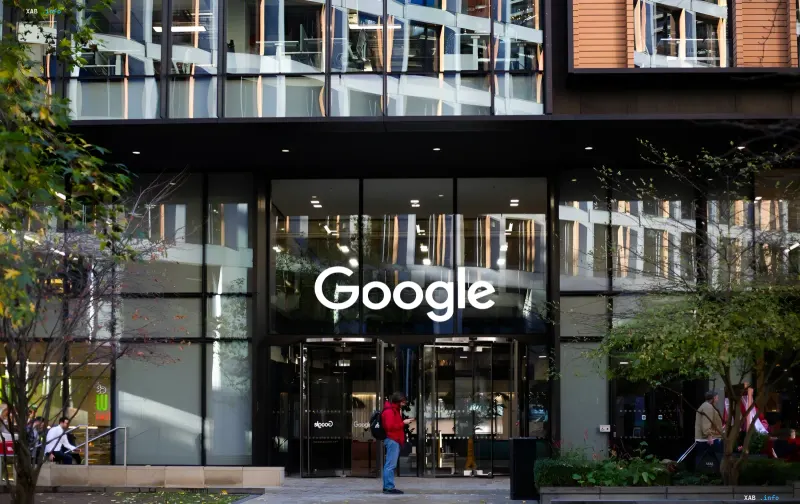 Фасад сучасного офісного будинку Google з логотипом на склі, що символізує еру, яка закінчується з переходом на Gemini