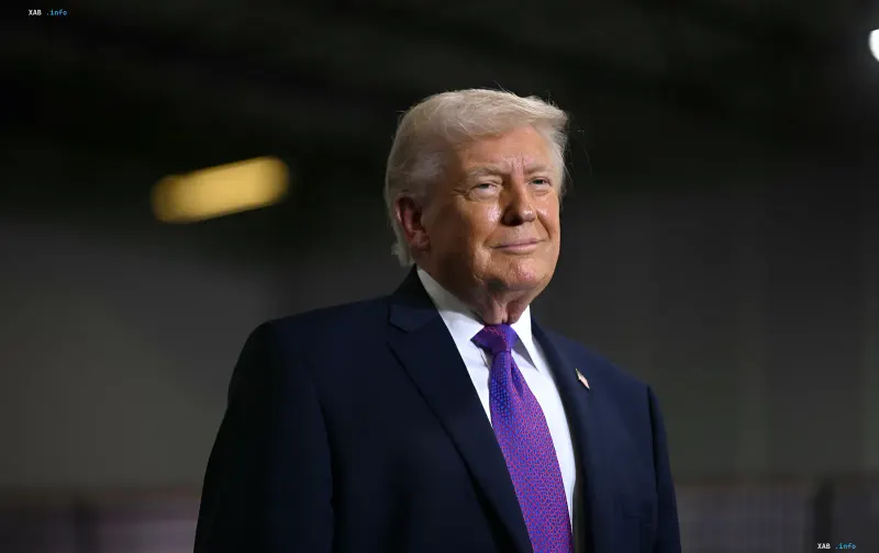 Donald Trump in einem Anzug vor einem dunklen Saal, der die FBI-Untersuchung über Verbindungen zu Russland im Jahr 2017 veranschaulicht