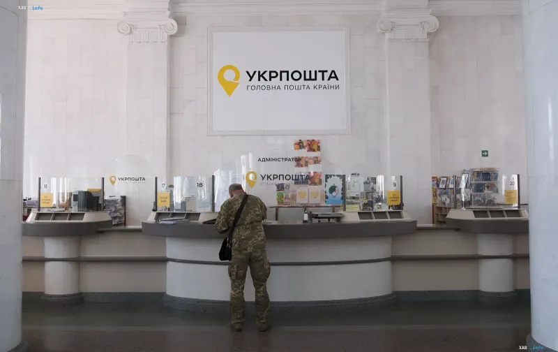 Ветеран в военной форме стоит у окна администратора в отделении Укрпочты, иллюстрируя новые правила наложенных платежей с требованием РНОКПП