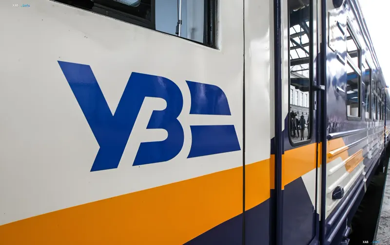 Personenzug mit UZ-Logo (Ukrainische Eisenbahnen) am Bahnhof nach Angriff: Lokomotive beschädigt, Fahrgäste ohne Verluste evakuiert