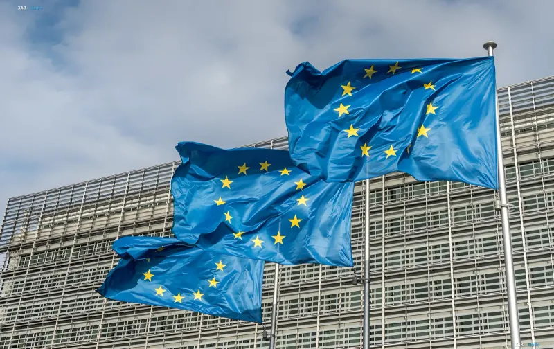 Europäische Union Flaggen wehen vor dem Gebäude des Europäischen Parlaments, symbolisieren politische Entscheidungen zur Konfiszierung russischer Vermögenswerte im Kontext der französischen Wahlen und Trumps Pläne