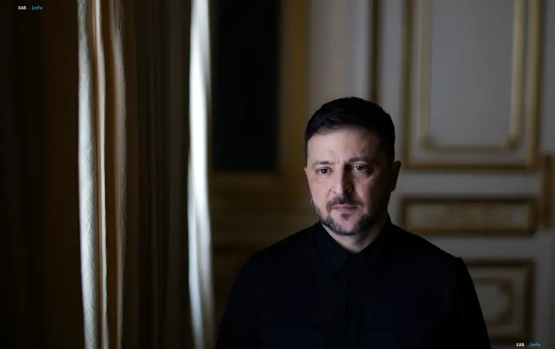 Президент Украины Владимир Зеленский в темной рубашке, смотрящий в камеру на фоне роскошного интерьера — иллюстрация к статье о западных задержках в развитии украинской баллистики