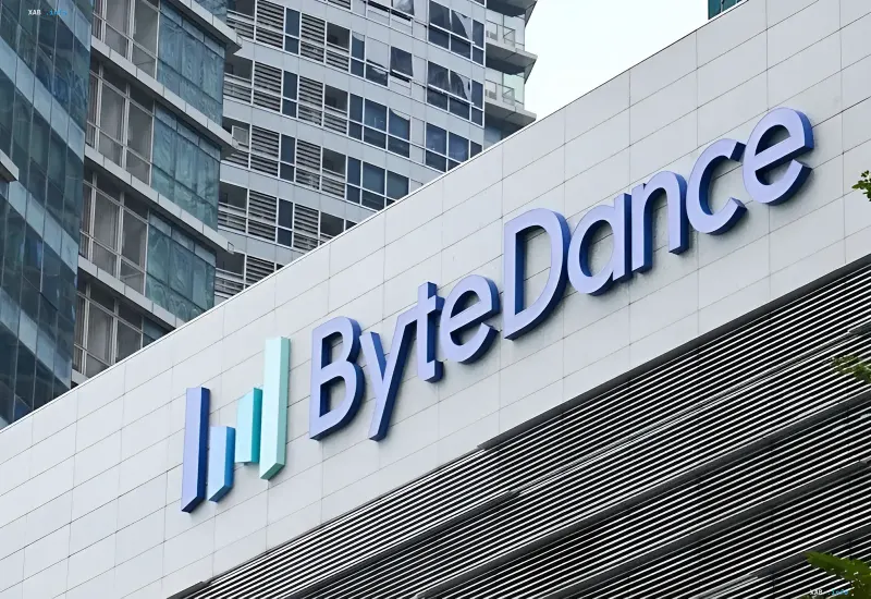 Логотип ByteDance на фасаде здания: компания вводит запрет на дистилляцию ИИ-моделей конкурентов в ответ на обвинения США