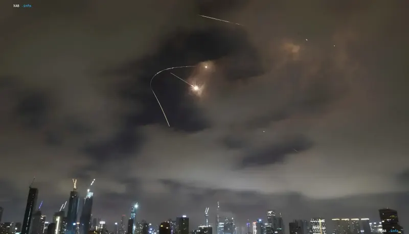 Raketenstarts über einer nächtlichen Skyline: Israel bereitet Schlag gegen Iran ohne USA vor