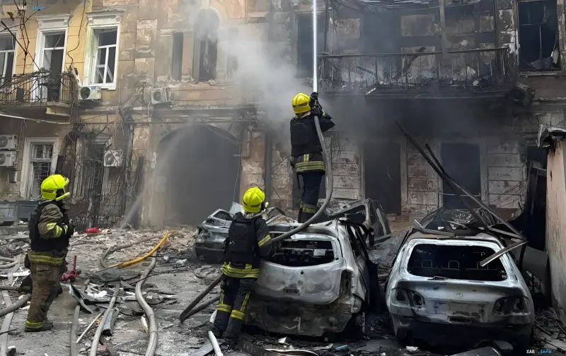 Пожарные тушат последствия ночной атаки на Одессу: сгоревшие автомобили и разрушенное здание