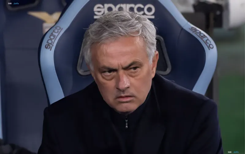 Jose Mourinho in tiefer Konzentration auf der Bank, diskutiert den Zustand der Real Madrid-Spieler