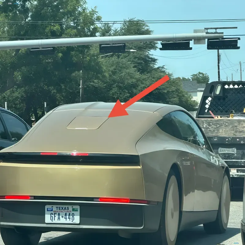 Задняя часть автомобиля Tesla с антенной Starlink, указывающей на внедрение спутникового интернета в автомобили