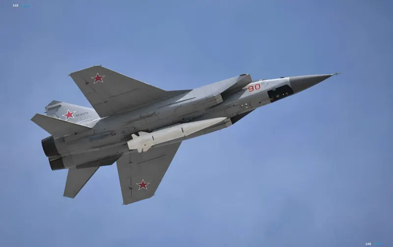 Літак-перехоплювач МіГ-31 з ракетою Х-32, що символізує перенаправлення ресурсів на масове виробництво балістичних ракет