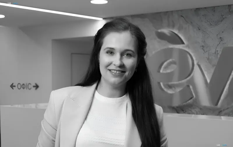 Василиса Петлицкая, основательница сети магазинов «Сільпо», в деловом костюме на фоне логотипа компании — фото, посвященное памяти легенды украинского ритейла