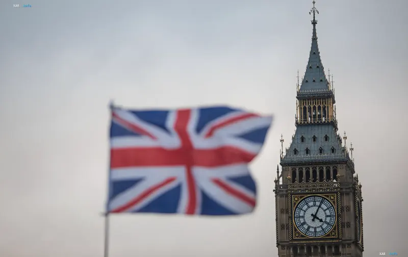 Britische Flagge und Big Ben vor grauem Himmel — Symbol Londons, das nach dem Vorfall im Ärmelkanal direkten Dialog mit Moskau sucht