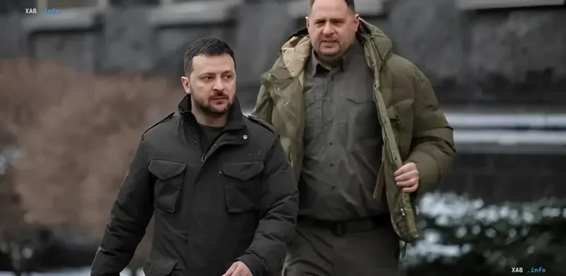 Ukrainischer Präsident Wolodymyr Selenskyj und sein Berater Jermak gehen zusammen, was den Kontext des Geldwäscheskandals und der Frontbesuche veranschaulicht