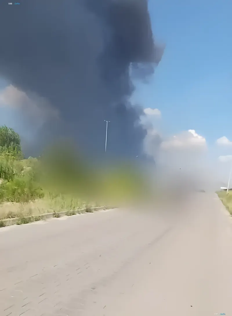 Dicker schwarzer Rauch steigt über eine Straße in Browary in den Himmel nach einem Drohnenangriff, der ein Logistikzentrum wichtiger ukrainischer Handelsketten beschädigte