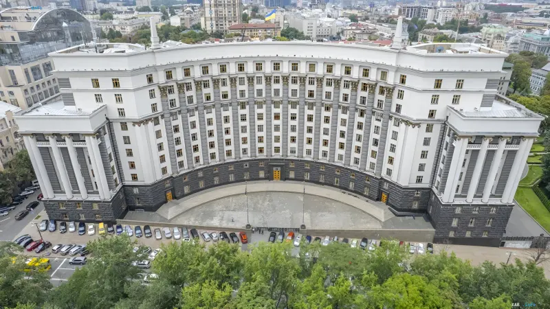 Будівля Кабінету Міністрів України в Києві, де було затверджено новий порядок військового обліку для громадян за кордоном