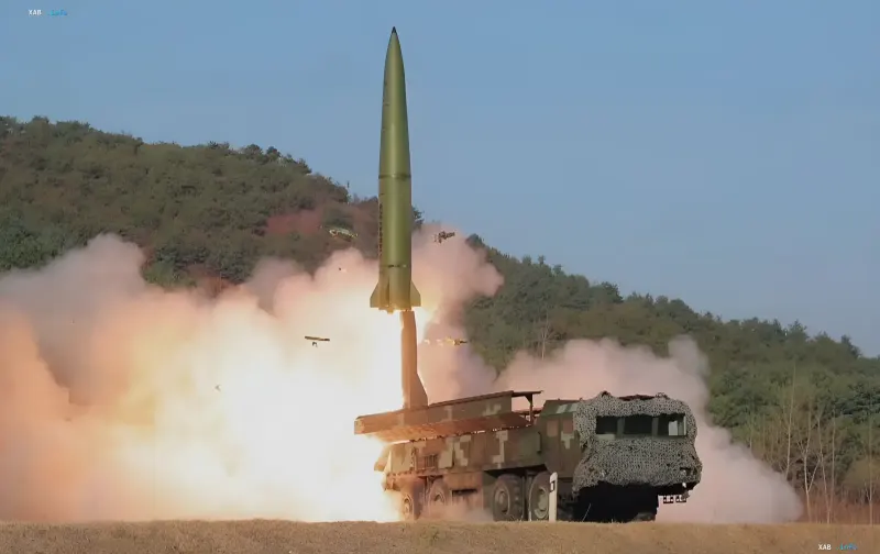 Запуск северокорейской баллистической ракеты Hwasong-11 с мобильного пускового комплекса в 2026 году перед совместными учениями США и Южной Кореи