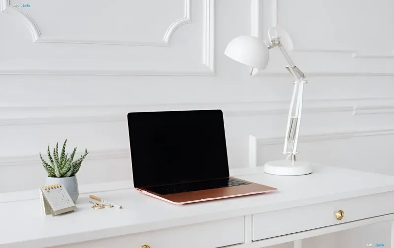 MacBook auf minimalistischem Schreibtisch mit ausgeschaltetem Bildschirm — perfekte Illustration für Artikel über versteckte macOS-Screenshot-Funktionen