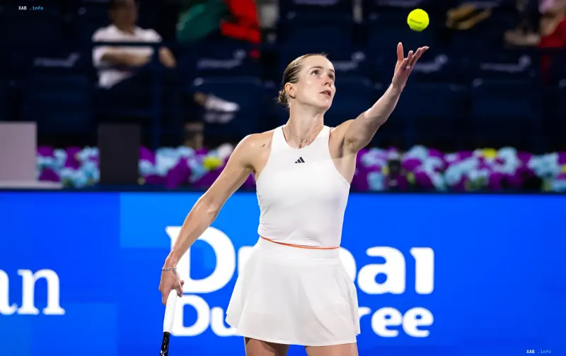 Elina Svitolina serving at the WTA 1000 tournament in Toronto, preparing for the final against Iga Swiatek