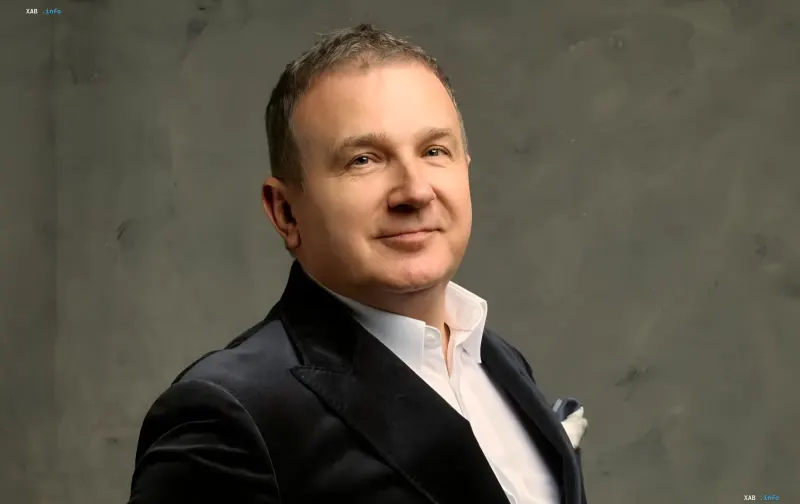 Yuriy Horbunov in formal suit against gray wall — actor discusses Ukrainian cinema and 'Skazhene Rizdvo' project