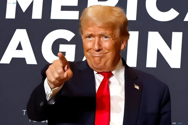 Donald Trump zeigt mit dem Finger nach vorne vor einem Hintergrund mit der Aufschrift 'America Again', was politische Umwälzungen und Säuberungen in der US-Regierung symbolisiert