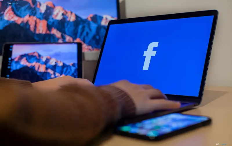 Eine Person arbeitet auf einem Laptop mit dem Facebook-Logo, was die Nutzung von Creator Studio und KI-Berater für Kreative symbolisiert
