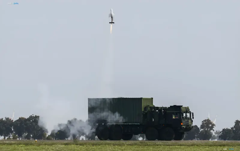 Запуск баражуючого боєприпасу FV-014 з контейнера на вантажівці Rheinmetall під час випробувань