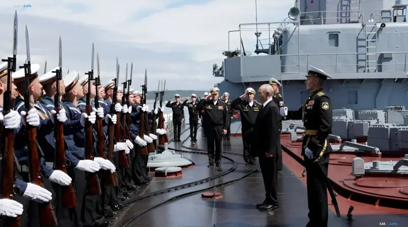 Wladimir Putin bei der Inspektion der Ehrenwache an Bord eines Kriegsschiffs im Hafen von Iturup