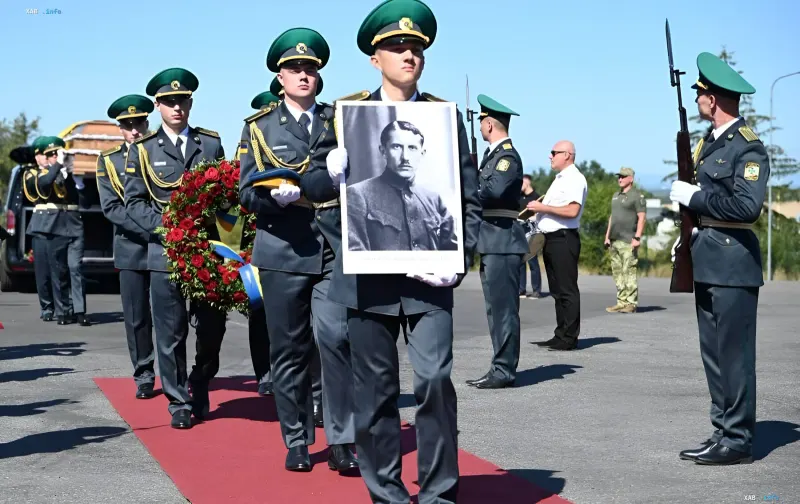 Торжественная церемония возвращения праха Евгения Коновальца в Украину, военнослужащие несут портрет основателя ОУН