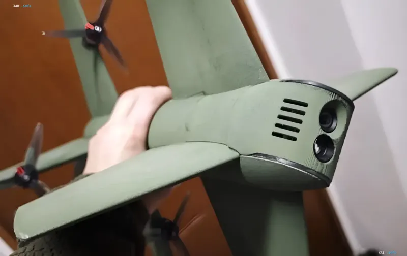 Оператор тримає тактичний FPV-дрон з камерами та вентиляційними отворами — символ нової збройної гонки, про яку розповідає комбриг 107 бригади ТрО