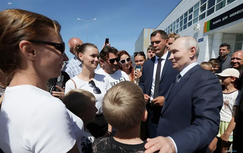 Владимир Путин общается с жителями Итурупа, демонстрируя поддержку региона перед лицом японских санкций