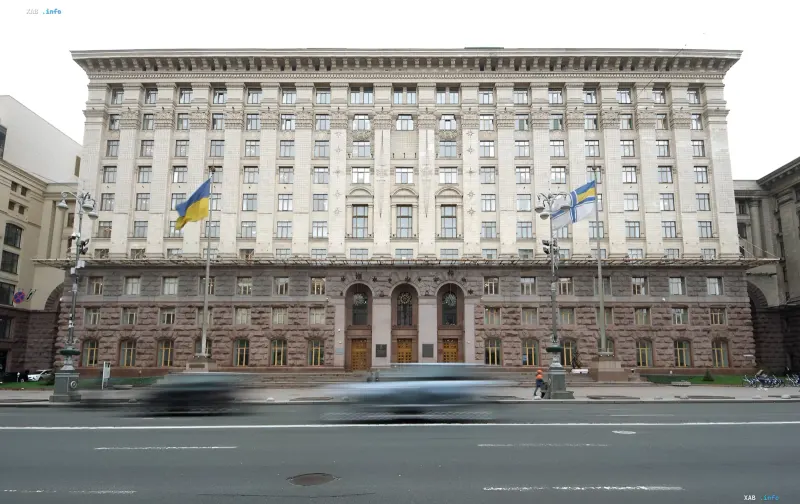 Здание Киевской городской государственной администрации (КГГА) с украинскими флагами — место работы главы аппарата Сергея Загуменного, чьи фейковые командировки опроверг суд