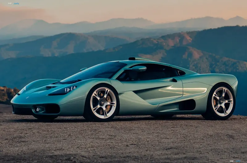 Новий суперкар Gordon Murray Automotive T.50s у світло-зеленому кольорі на фоні гір, що демонструє спадщину McLaren F1 та комфорт для далеких подорожей