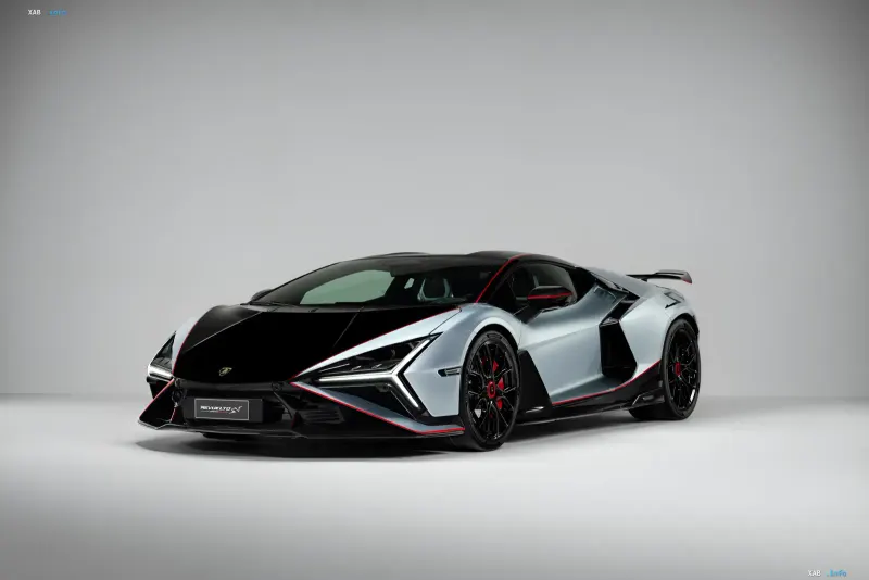 Спортивний автомобіль Lamborghini Revuelto SV у сріблястому кольорі з чорним капотом та червоними акцентами, що демонструє екстремальну продуктивність та дизайн