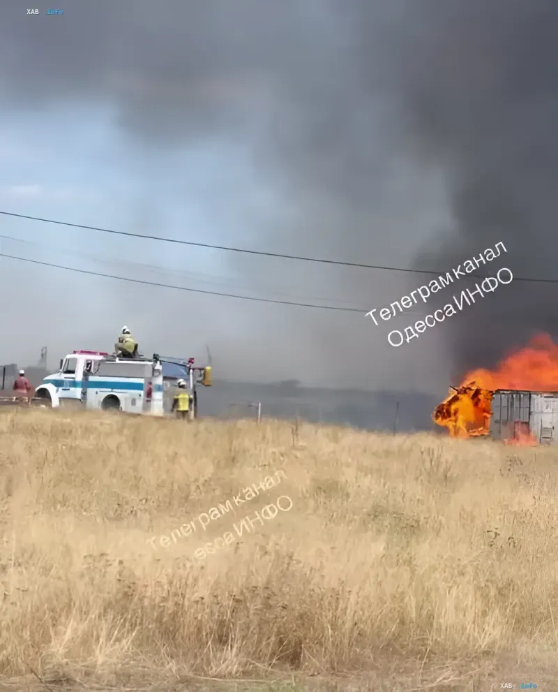 Feuerwehr bekämpft Großbrand in Nowa Dofinowka bei Odessa, Flammen umfassen Wohngebäude und trockenes Gras