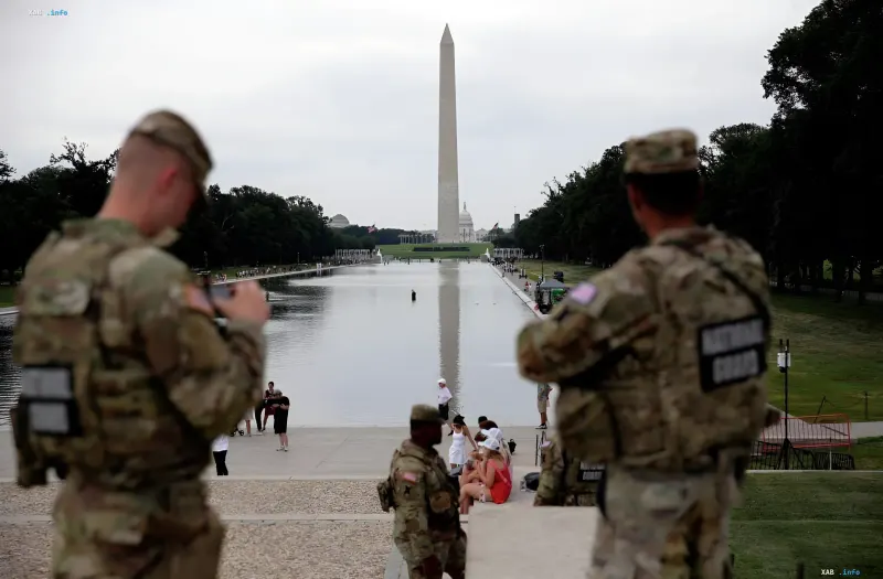 US Nationalgarde vor dem Washington Monument und dem Spiegelbecken, das Symbol des umstrittenen Renovierungsprojekts