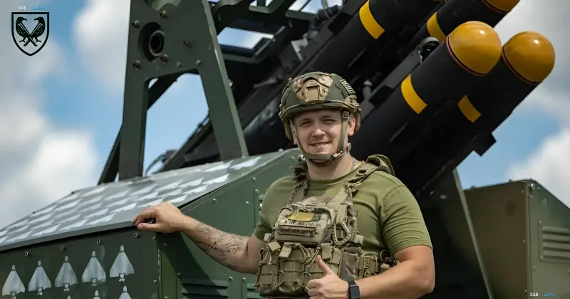 Ukrainischer Soldat in taktischer Ausrüstung steht neben dem STASH-Luftabwehrsystem und zeigt Zuversicht vor dem Start von 70 Drohnen im Rahmen einer neuen Luftverteidigungsmission 2026