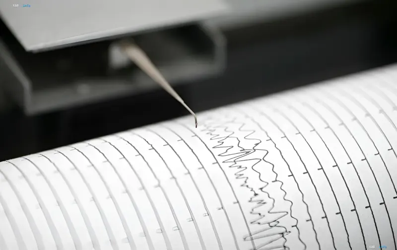 Seismograph registriert starke Erdkrustenbewegungen während eines Erdbebens der Stärke 7,7 vor der Küste Indonesiens