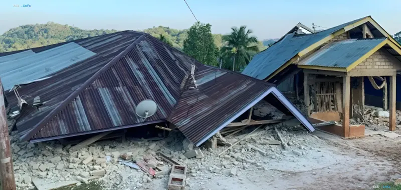 Zerstörte Häuser auf der Insel Flores nach einem starken Erdbeben der Stärke 7,7 in Indonesien